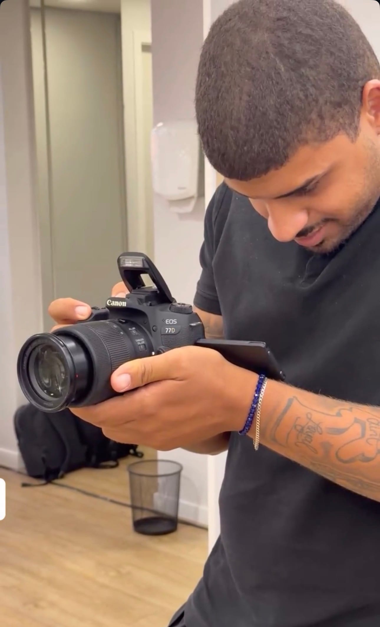 Operador da Zynta capturando bastidor com câmera Canon EOS 77D