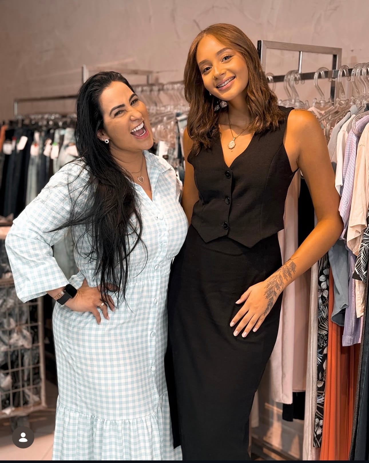 Cliente da Zynta em produção de conteúdo em loja de moda
