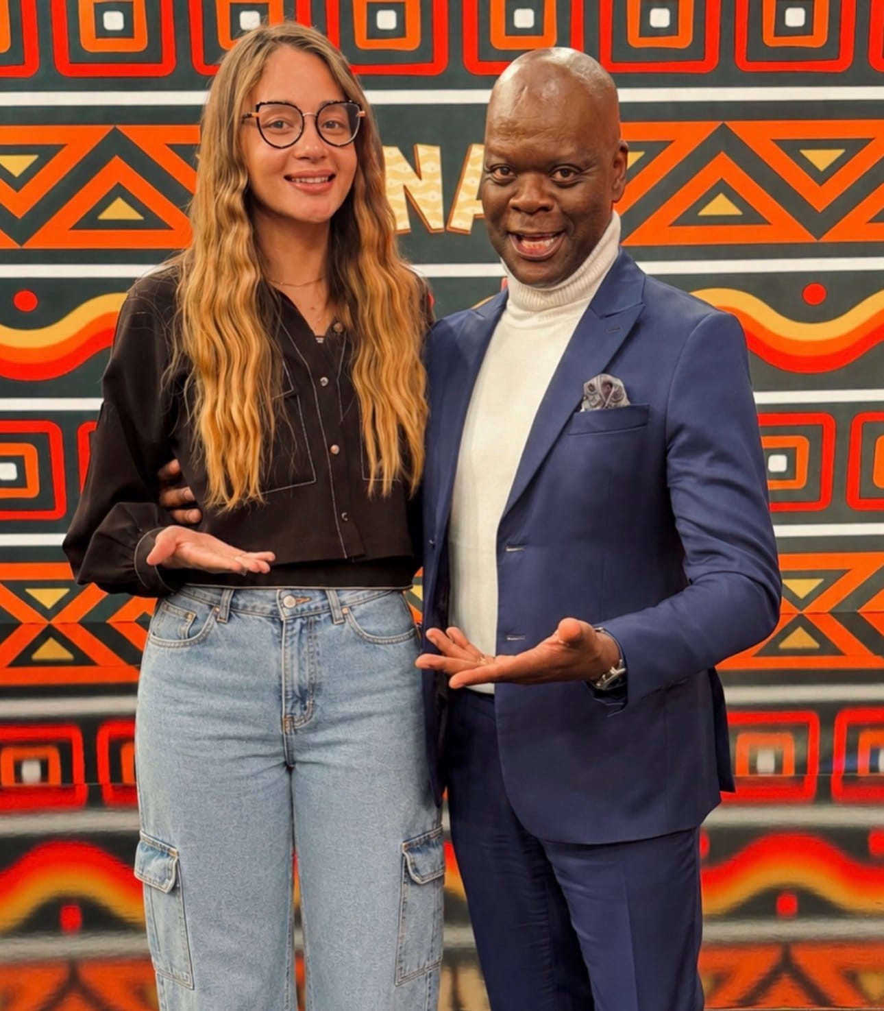 Cliente da Zynta posando ao lado do apresentador Manoel Soares no programa Encontro da Globo