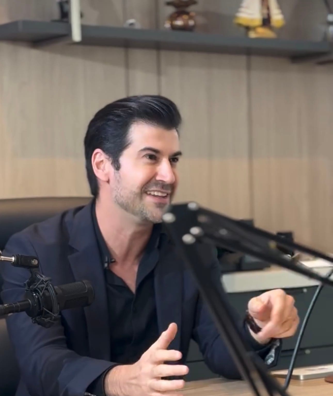 Cliente médico da Zynta sendo entrevistado em podcast profissional
