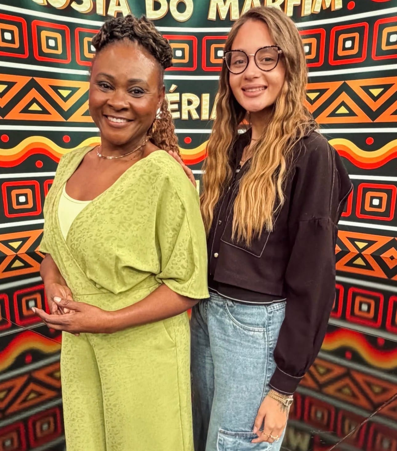 Cliente da Zynta com apresentadora em programa de TV nacional, cenário Costa do Marfim
